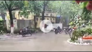 धनबाद/केंदुआडीह: मोथा तूफान का झारखंड में असर, धनबाद में अचानक बारिश से लोग परेशान