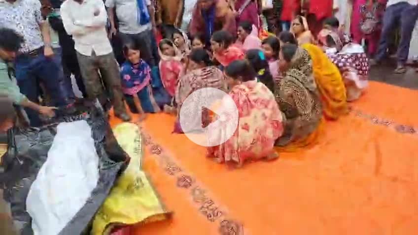 सोनी कुमारी की हत्या के अपराधियों को गिरफ्तारी के लिए भीम आर्मी ने मोर्चा संभाला बालूमाथ मुख्यालय सड़क जाम