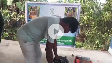 গড়বেতা ২: মধু উৎপাদনে আগ্রহী গড়ে তুলতে মধু উৎপাদন ও মৌমাছি পালনের প্রশিক্ষণ ও বিতরণ গোয়ালতোড়ে