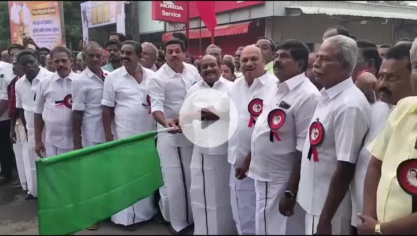 திருவையாறு: துணை முதல்வர் பிறந்த நாளை ஒட்டி நடந்த மாட்டு வண்டி, குதிரை வண்டி போட்டி. திருக்காட்டுப்பள்ளியில் நடந்தது
