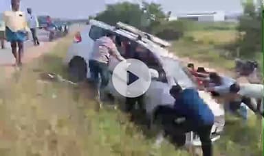 ఉండవెల్లి: ఉండవెల్లి మండల కేంద్రంలోని 44వ జాతీయ రహదారిపై రెండు కార్లు డీ...తప్పిన ప్రమాదం