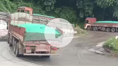 செங்கோட்டை: எஸ் வளைவு பகுதியில் கனரக வாகனங்களை அப்புறப்படுத்துவதற்கு கிரேன் நிறுத்தப்பட்டுள்ளது