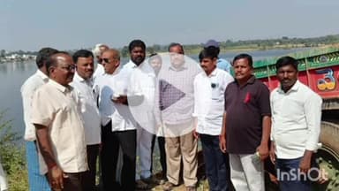 కుల్కచర్ల: కామన్ పల్లి చెరువు తూముకు గండి వృధాగా పోతున్న నీరు, దగ్గరుండి మరమ్మతులు చేయించిన అధికారులు, నాయకులు