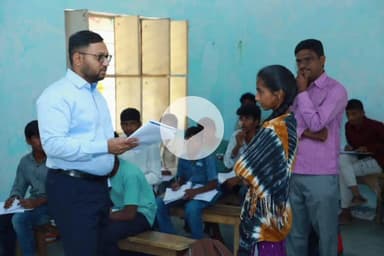 నాగారం: నాగారం మండల కేంద్రంలోని జడ్పీ హెచ్ ఎస్, ప్రాధమిక ఆరోగ్య కేంద్రం, ధాన్యం కొనుగోలు కేంద్రాలను సందర్శించిన కలెక్టర్ తేజస్