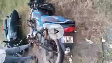 అయిజ: సంకాపురం గ్రామ సమీపంలో ప్రధాన రహదారిపై రెండు ద్విచక్ర వాహనాలు డీ. ...ఇద్దరు వ్యక్తులకు గాయాలు