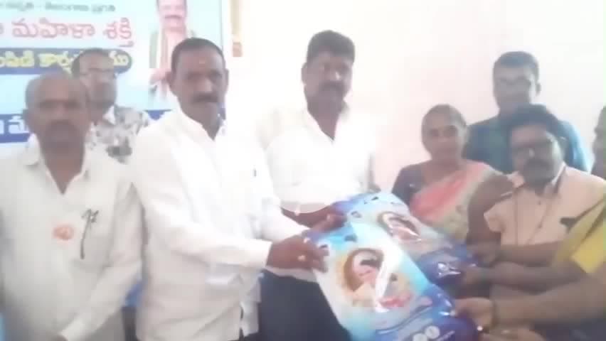 మద్నూర్: మండల పరిషత్ కార్యాలయంలో, ఇందిరా మహిళా శక్తి చీరల పంపిణీ కార్యక్రమం, మహిళల సంక్షేమం కోసం కృషి : కాంగ్రెస్ నాయకులు