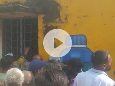 khad nahi mil pa raha hai