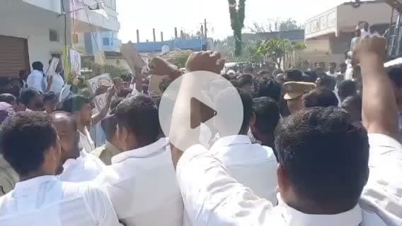 శివంపేట్: శివంపేటలో కాంగ్రెస్ రాష్ట్ర పీసీసీ అధ్యక్షుడు ర్యాలీలో కాంగ్రెస్ పార్టీ ఇరు వర్గాలు నాయకులు తోపులాట