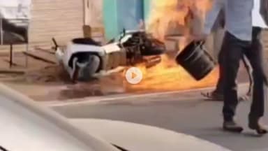 ख़ैलार में स्कूटी में शॉर्ट सर्किट से लगी आगः स्थानीय लोगों ने सूझबूझ से आग पर काबू पाया, बड़ा हादसा टला
#झांसी #scooty
Rashid Pathan