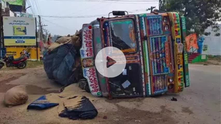 నూతనకల్: నూతనకల్ అంబేద్కర్ చౌరస్తా సమీపంలో లారి బోల్తా