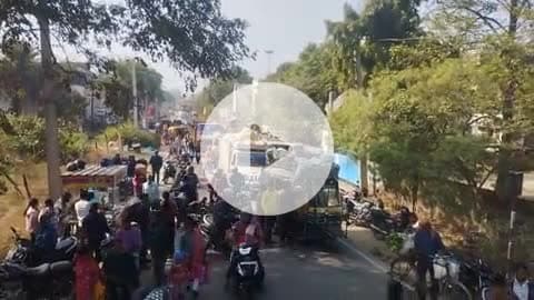 ichak hazaribagh ichak mod ke aage paryojna ke pass me madar ho kar feka gaya he