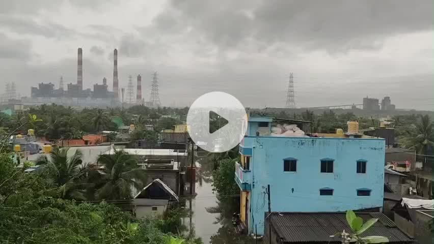 பொன்னேரி: அத்திப்பட்டு புதுநகர் பள்ளம் பகுதியில் மழை நீர் தேங்கி நிற்பதால் இறந்தவர் சடலத்தை சாலையில் வைத்து இறுதி சடங்கு செய்தனர்