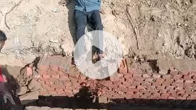 पूरामदारी नाले निर्माण में धाँधले बाजी
बिना सीमेंट के मिट्टी में ईंट लगाई गई