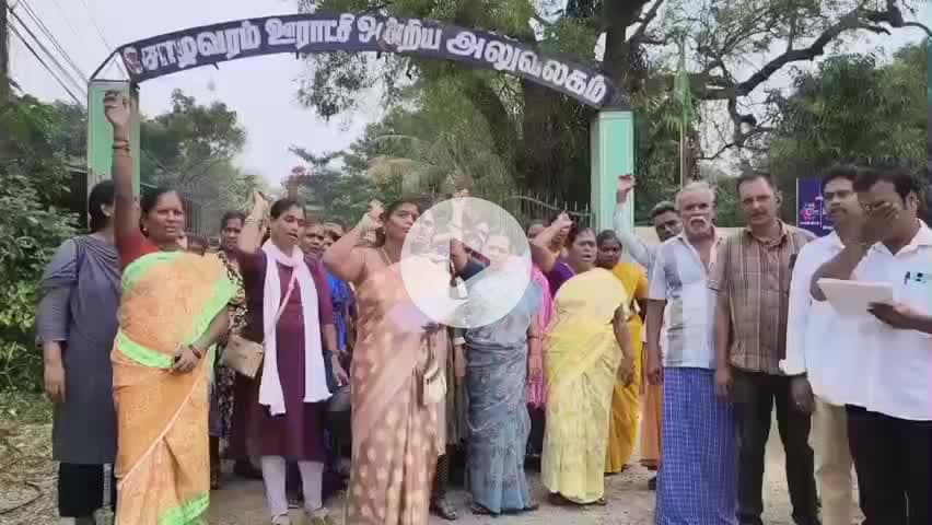 பொன்னேரி: சோழிப்பாளையம் பாலமுருகன் நகர் சாலையை சீரமைத்திட வேண்டி வட்டார வளர்ச்சி அலுவலகத்தை முற்றுகையிட்டு மக்கள் போராட்டம்.