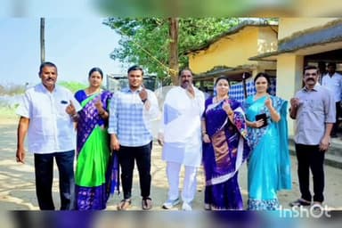 చెన్నారావుపేట: అమీనాబాద్ గ్రామంలో నర్సంపేట ఎమ్మెల్యే దొంతి మాధవరెడ్డి కుటుంబ సమేతంగా ఓటు హక్కు వినియోగించుకున్నారు.