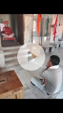 गुरु गोवन महराज धाम छाणीमंगरी धाम पर दर्शन करते हुए समाज सेवी दिनेश चंद्र अहारी।