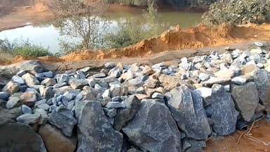 ग्राम सिद्ध पहाड़ी मोड़ के पास गढ़वाल बिना बालों सीमेंट से पत्थर को किया जा रहा है जुड़ाई ना है कोई इंजीनियर नहीं है