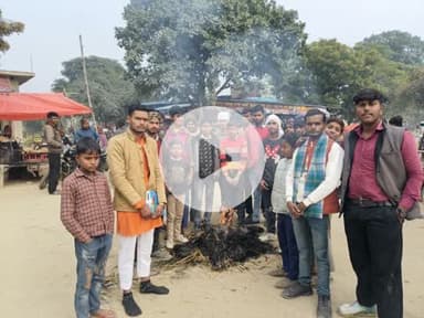 ⚔️ करणी सेना ⚔️
आज करणी सेना के #शाहजहांपुर #मिर्जापुर के #चौरा_चौराहे (#चौरा_वगैर_खेत_चौराहा) पर #तहसील_अध्यक्ष #शिवम्_राठौर जी व उनके अन्य साथियों ने बांग्लादेश का पुतला फूंका और बांग्लादेश में हुई हिंदू भाई