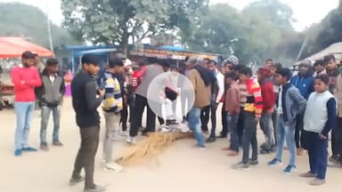 ⚔️ करणी सेना ⚔️
आज करणी सेना के #शाहजहांपुर #मिर्जापुर के #चौरा_चौराहे (#चौरा_वगैर_खेत_चौराहा) पर #तहसील_अध्यक्ष #शिवम्_राठौर जी व उनके अन्य साथियों ने बांग्लादेश का पुतला फूंका और बांग्लादेश में हुई हिंदू भाई