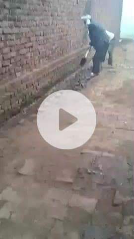 aa
j block bewar ke post madhukarpur gram gajiyanpur ki naliyu ko khud gav ke logo dvara saaf-safayi karte huye yha pa