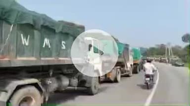 ஊத்துக்குளி: வெள்ளியம்பாளையம் பகுதியில் குப்பை கொட்ட வந்த லாரிகளை சிறைபிடித்து போராட்டத்தில் ஈடுபட்ட பொதுமக்கள் கைது