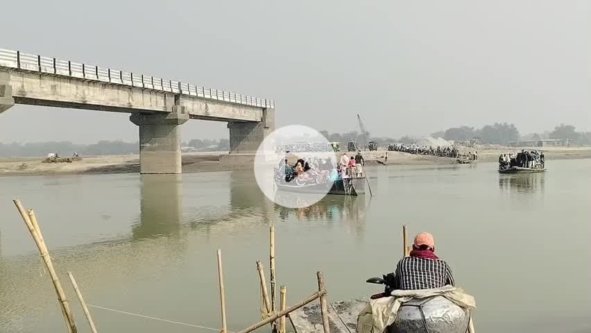 अमौर -15 वर्ष बीतने को है अब तक नहीं हो सका खाड़ी घाट पर पुल निर्माण कार्य, पूरा नाव पर आवागमन करना लोगों की बनी मजबूरी