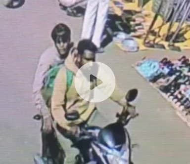 कळवण: अभोणा आठवड्या बाजारात व्यापाराची बॅग चोरणारे संशयित सीसीटीव्हीत कैद