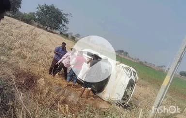 తాడూరు: అల్లాపూర్ గేట్ సమీపంలో కారు బోల్తా డ్రైవర్ సేఫ్