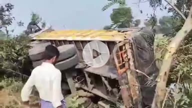 మఠంపల్లి: బక్క మంతులాగూడెం సమీపంలో లారీ బోల్తా