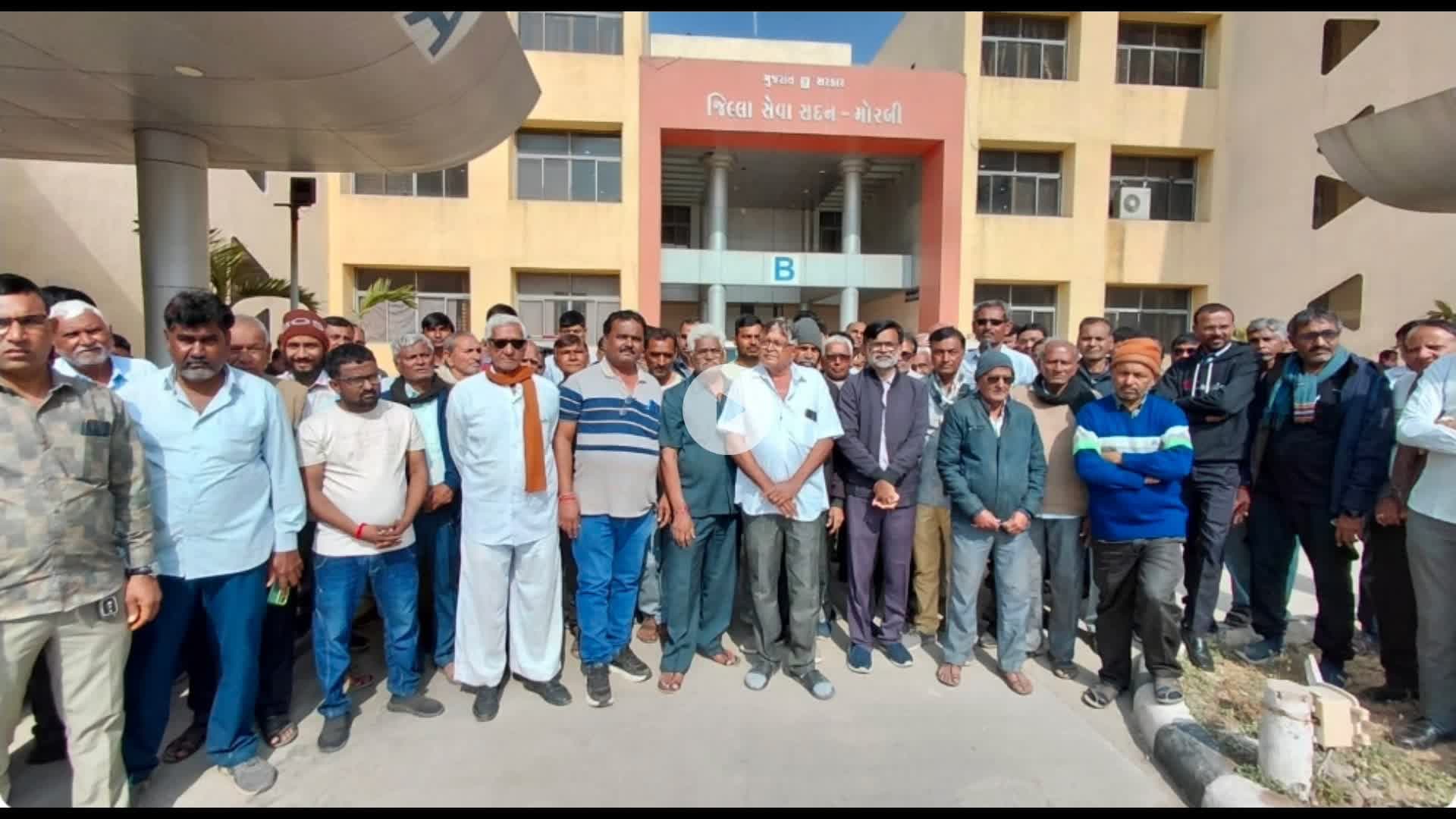 માળીયા: માળિયા (મી.) તાલુકામાંથી નીકળતી હેવી વીજલાઈનના વળતર મુદ્દે મોટી સંખ્યામાં ખેડૂતોનું કલેક્ટરને આવેદન