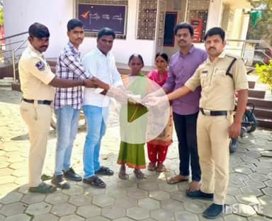 పెద్దకొత్తపల్లి: రోడ్డు ప్రమాదంలో మృతి చెందిన పెద్దకొత్తపల్లికి చెందిన కానిస్టేబుల్ కుటుంబానికి ఆర్థిక సహాయం అందజేసిన జిల్లా పోలీసులు