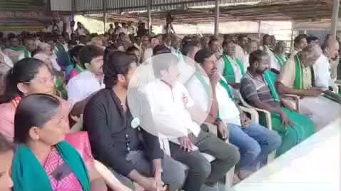 பல்லடம்: விவசாயிகள் சங்க நிர்வாகிகள் கைது செய்யப்பட்டதற்கு கண்டனம் தெரிவித்து அவிநாசி பாளையத்தில் விவசாயிகள் உண்ணாவிரத போராட்டத்தில் ஈடுபட்டனர்