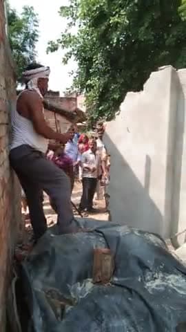 #prasasan kha hai koi sikhane vaala hai nhi
