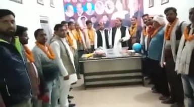 @समाजवादी लोहिया वाहिनी जिलाध्यक्ष #अंशू पाल ने नेताजी के जलन्मदिन पर किसानों को किया सम्मानित।