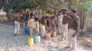 #अंधराठाढ़ी थाना क्षेत्र के मदना पंचायत के धोकरा टोल गांव में पुलिस ने की शराब धंधेबाज के विरुद्ध छापेमारी।।।