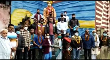 #स्वामी_विवेकानंद_जयन्ती
12 जनवरी स्वामी विवेकानंद स्टेडियम में वन्देमातरम परिवार द्वारा दोपहर माल्यार्पण कर फ़्रंट लाइन वर्करों का सम्मान एवं राहगीरों को मास्क-सेनेटाइजर वितरण.
@Bhanuchandraka5
#युवा_दिवस