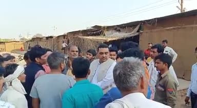 #कैलारस में सब्जी मंडी में #आग लगने की दुखद घटना के बाद #मौके पर पहुंचकर #व्यापारी भाइयों मुलाकात कर उन्हें #ढांढस बढ़ाया तथा आग से हुए #नुकसान का जायजा लिया।।