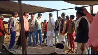#कैलारस में सब्जी मंडी में #आग लगने की दुखद घटना के बाद #मौके पर पहुंचकर #व्यापारी भाइयों मुलाकात कर उन्हें #ढांढस बढ़ाया तथा आग से हुए #नुकसान का जायजा लिया।।