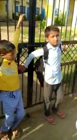 शिक्षक के #ट्रांसफर के विरोध मे स्कूल के #ताला जड़ दर्ज किया विरोध