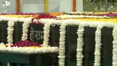 PM @narendramodi pays tribute to Mahatma Gandhi on his Punyatithi at Raj Ghat in New Delhi.
#MartyrsDay