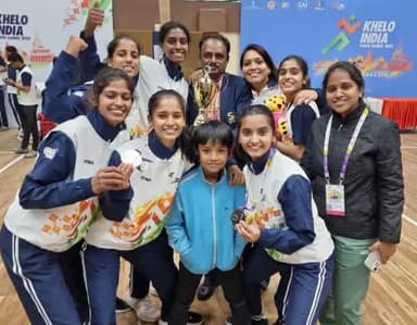 Happy faces of the Girl's #Basketball team with their coach Kalva Radha Rao.
Rajnandgaon team represented Chhattisgarh, had won the 🥈Medal in the #KheloIndia Youth Games 2022 .