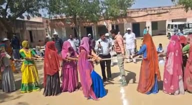 @cbcrojaipur के क्षेत्रीय कार्यालय जोधपुर द्वारा आज बाड़मेर में भारत-पाकिस्तान सीमा के पास स्थित चौहटन में आज अंतर्राष्ट्रीय #महिलादिवस के पूर्व प्रचार कार्यक्रमों के अंतर्गत #फिटइंडिया के तहत ग्रामीण महिलाओं के बीच रस्साकशी प्रतियोगिता का