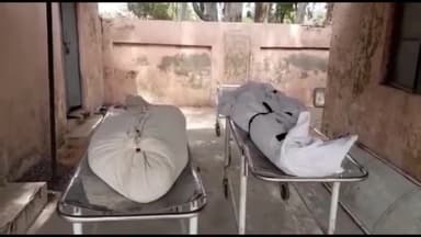 धनीपुर ब्लॉक के सामने अनियंत्रित केंटर की चपेट में आने से दो लोगों की हुई मौत, पुलिस ने शवों का कराया पोस्टमार्टम #बाईक