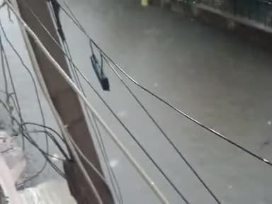 Ludhiana mein Sunday se kafi jyada barish ho raha hai itna jyada pani chuka hai pata nahin barish kab chhutega itna pan