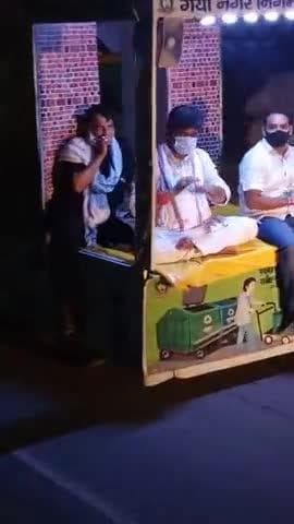 गया नगर निगम का चला सैनिटाइजेशन अभियान,,
किया गया गया शहर को sanitize
#sanitize #mayor #deputymayor #bihar #follow
