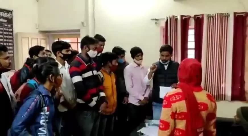 #प्राचार्य_महोदय आपको लगा खेतड़ी में कोई बोलने वाला नहीं है आप अपनी #तानाशाही चलाओगे छात्रों का दमन करोगे यह आपका भ्रम ह