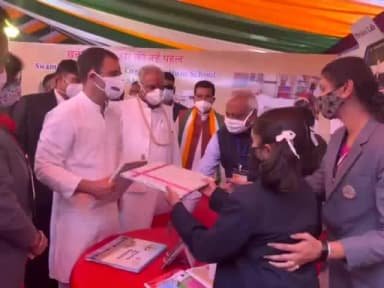 सांसद श्री राहुल गांधी जी ने स्वामी आत्मानंद इंग्लिश मीडियम स्कूल के बच्चों से मुलाक़ात की। #RahulWithNYAY