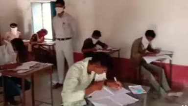 धोरीमन्ना 12 वीं कक्षा के बच्चो को सामूहिक नकल करवाई जा रही,तभी उड़न दस्ता टीम की रेड 81 बच्चो के आए नाम सामने #धोरीमना