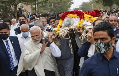 देश के प्रधानमंत्री मोदी जी भावुक हुए अपनी मां के देव संस्कार के पश्चात
#prime minister of india. Shri Narendra Modi