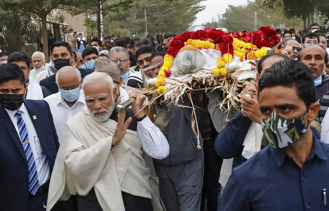 देश के प्रधानमंत्री मोदी जी भावुक हुए अपनी मां के देव संस्कार के पश्चात
#prime minister of india. Shri Narendra Modi